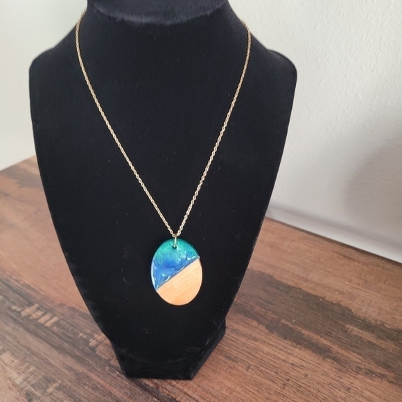 RESIN and wood pendant and chain - Picture 4 of 6